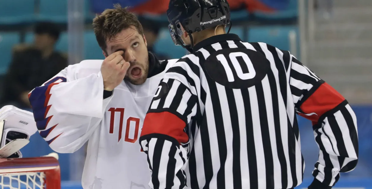 Брамнік зборнай Нарвегіі падчас матчу згубіў лінзу, пасля чаго прапусціў 3 шайбы