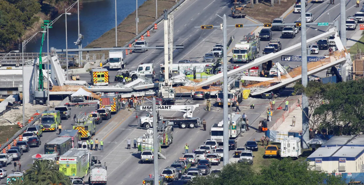 У Маямі, дзе абрынуўся пешаходны мост, загінулі ад 6 да 10 чалавек