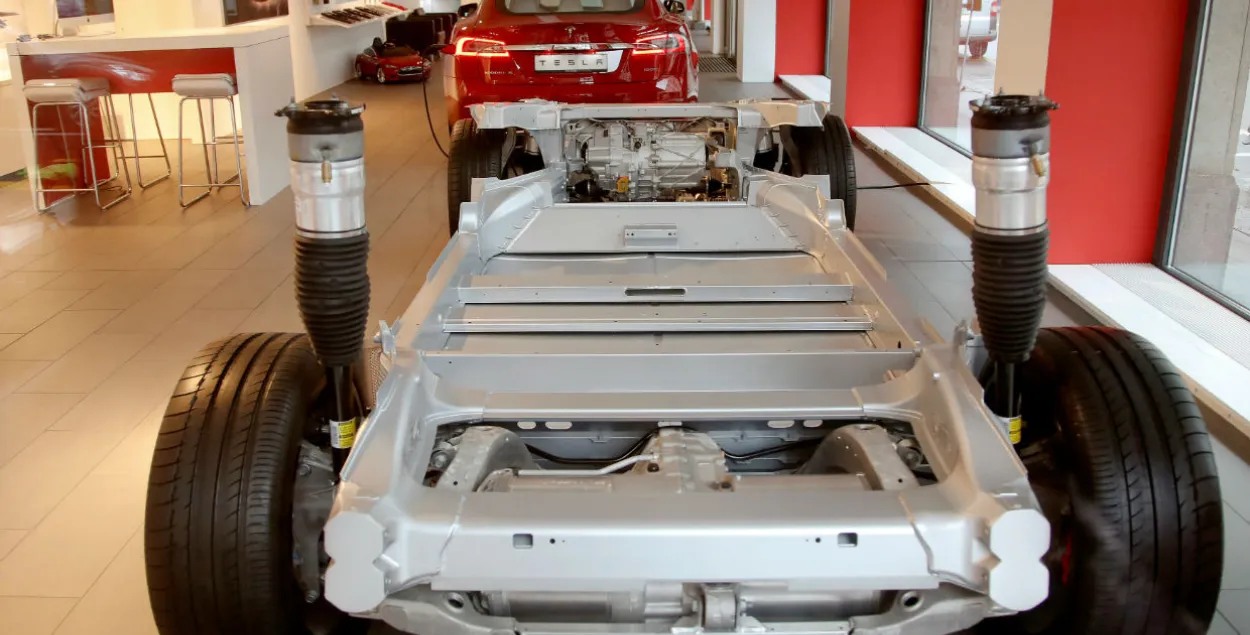 Tesla адклікае 123 тысячы электрамабіляў