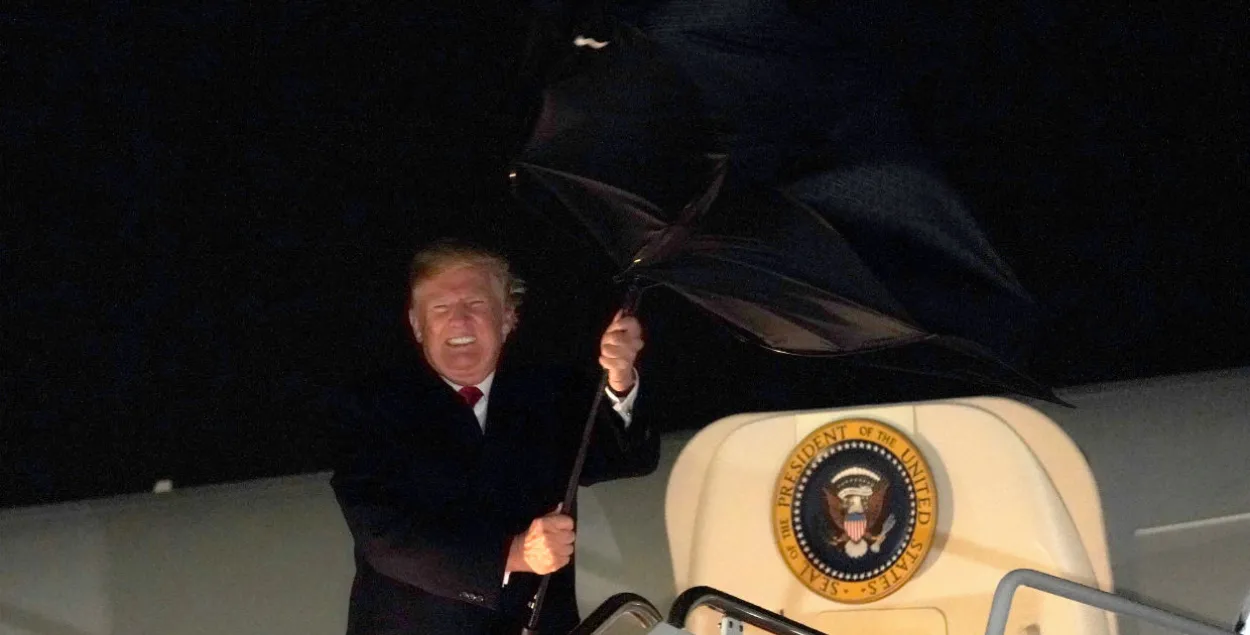 Трамп зноў трапіў у кур’ёзную сітуацыю — не змог узяць пад кантроль свой парасон