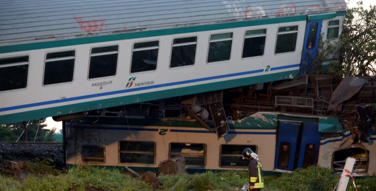 У Італіі пасажырскі цягнік сутыкнуўся з фурай (фота, відэа)