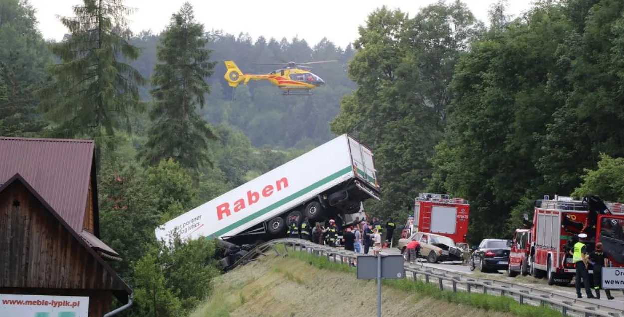 У Польшчы школьны аўтобус трапіў пад фуру, пацярпела больш за 40 дзяцей