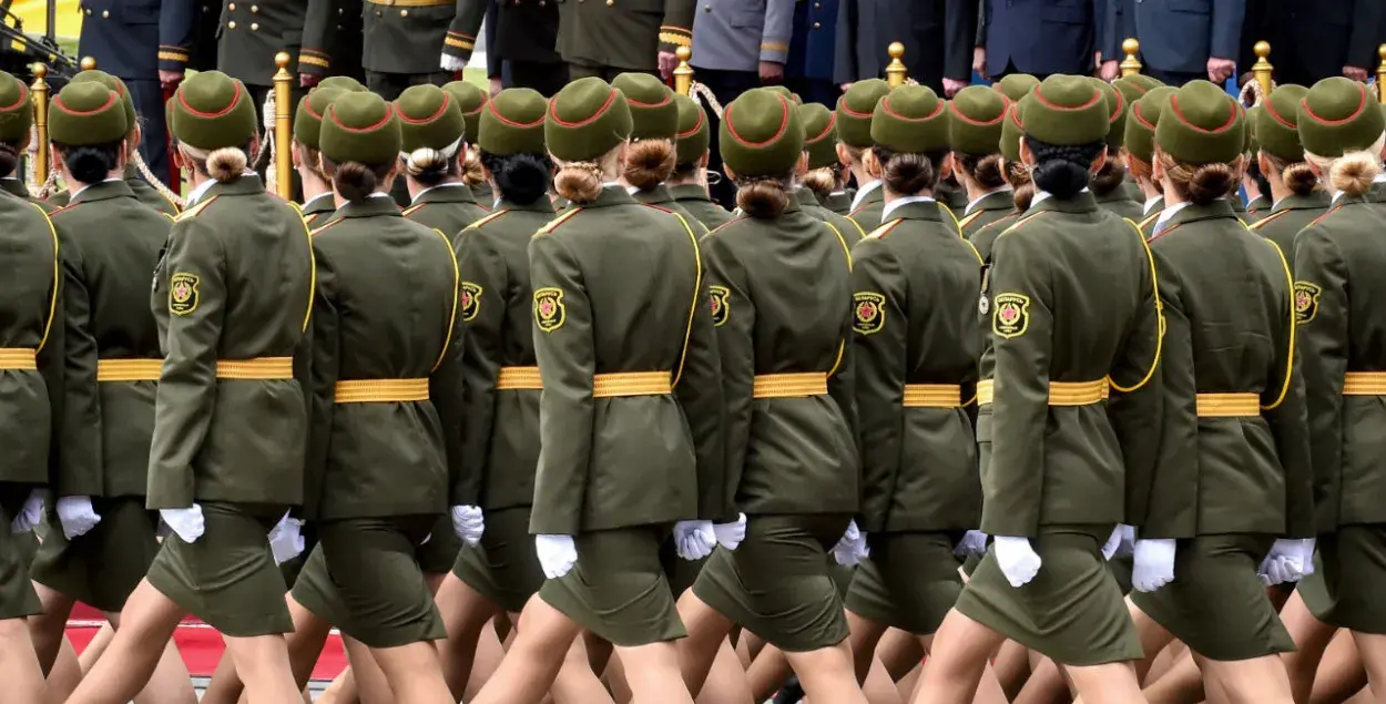 На вайсковым парадзе жанчына ішла перад Лукашэнкам басанож (фотафакт)