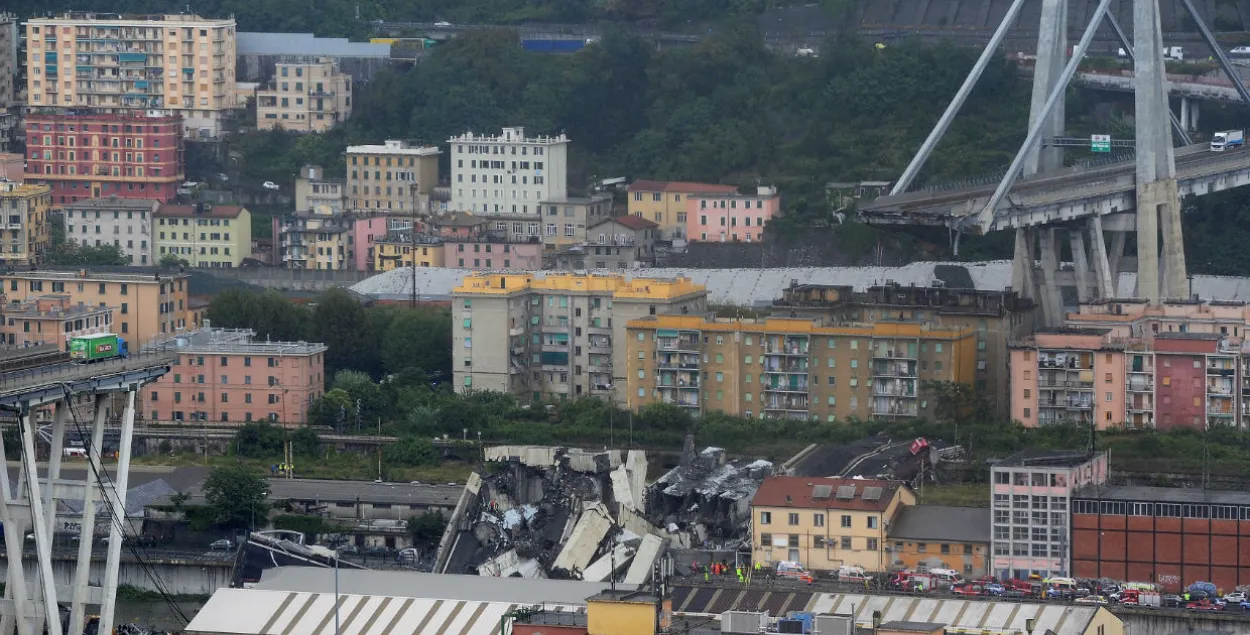 У Генуі абрынуўся мост, аўтамабілі падалі з вышыні дзясяткаў метраў (фота)