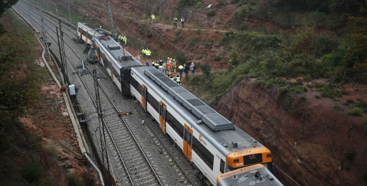 У Каталоніі апоўзень стаў прычынай сыходу з рэек пасажырскага цягніка