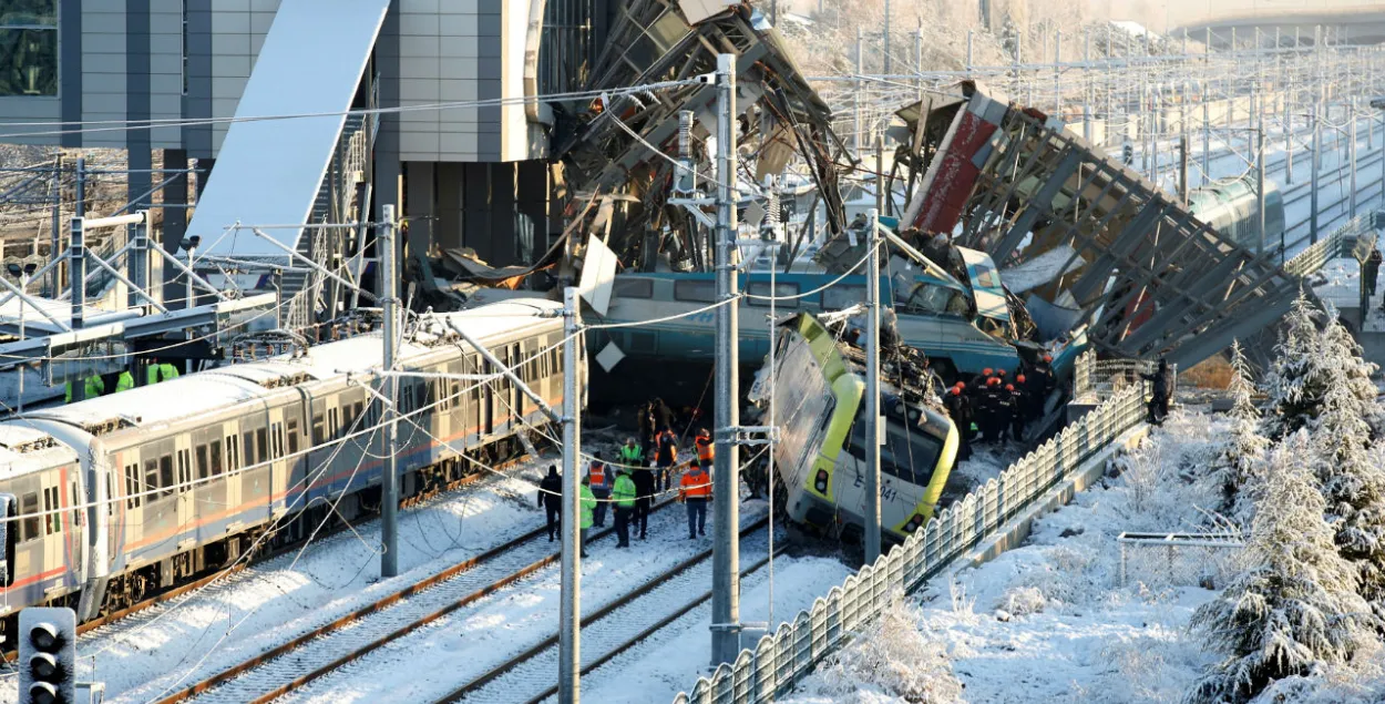 У Анкары хуткасны цягнік сутыкнуўся з лакаматывам, ёсць загінулыя і параненыя