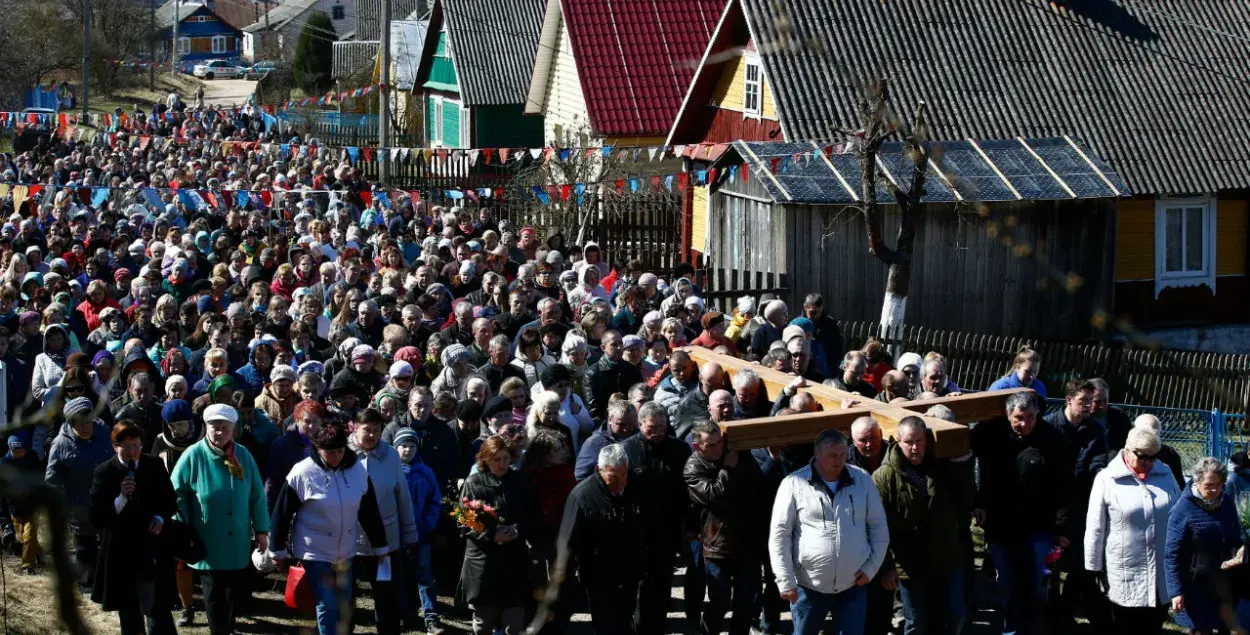 Як у Ашмянах усталёўвалі 400-кілаграмовы крыж (фота)