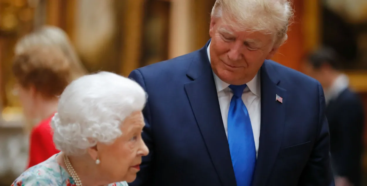 Дональд Трамп во время встречи с королевой Великобритании Елизаветой I / Reuters