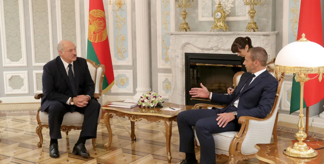 Александр Лукашенко и президент УЕФА Александер Чеферин / Reuters