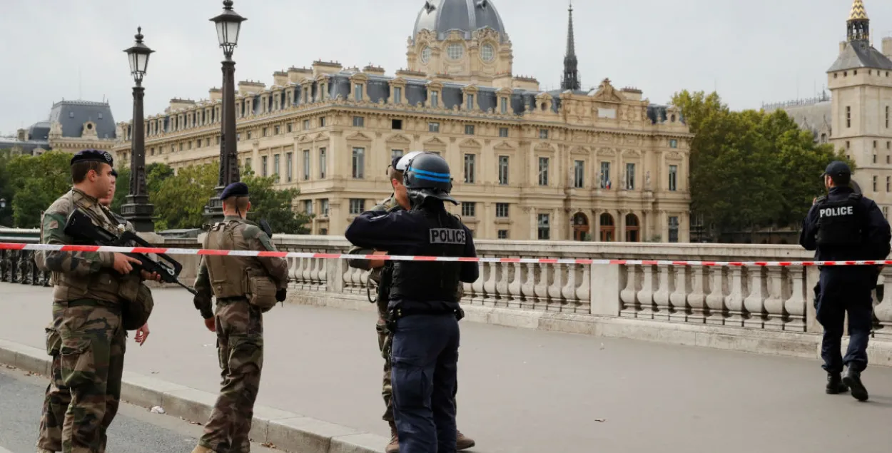 Разня ў штаб-кватэры паліцыі ў Парыжы, ёсць загінулыя і параненыя