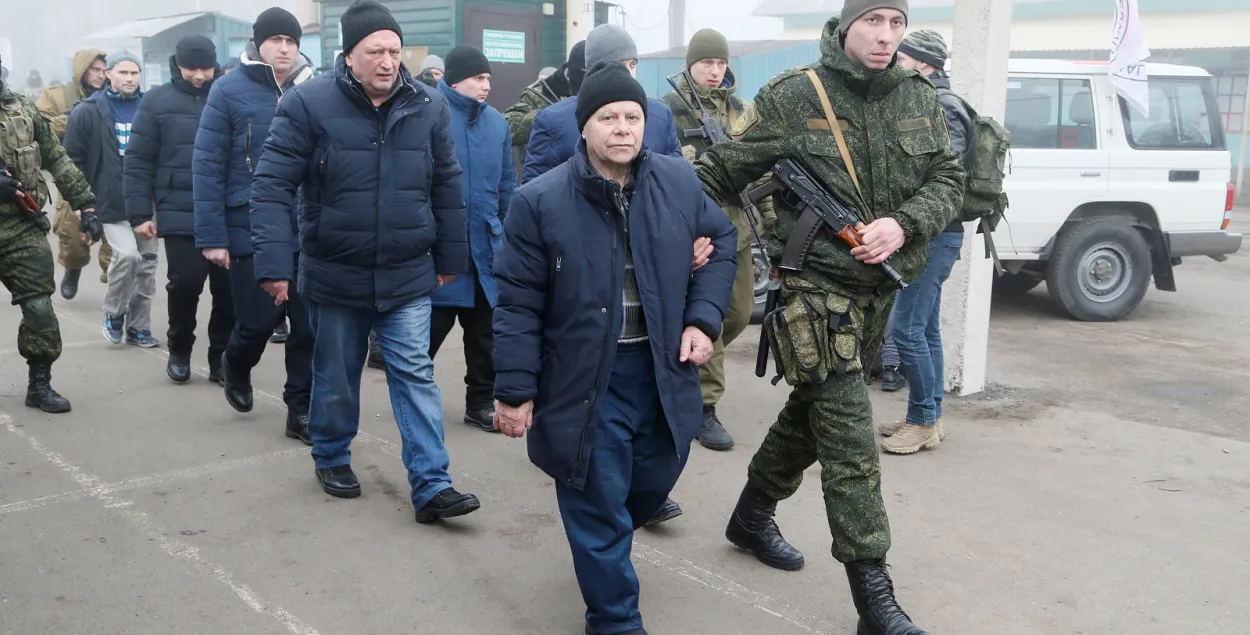 Украінскія палонныя на пункце пропуску "Маёрскае" / Reuters