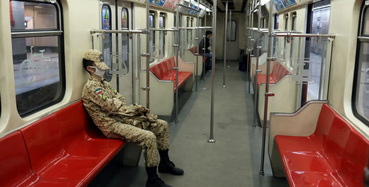 Іранцы працягваюць змагацца з каранавірусам алкаголем, памерлі 600 чалавек