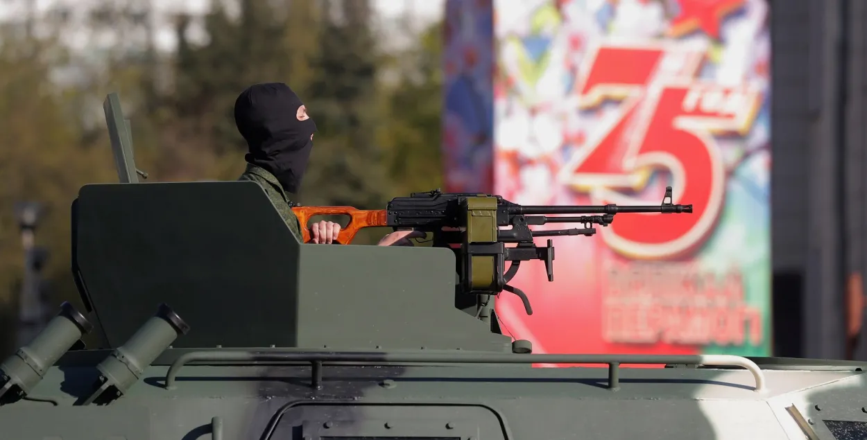 Што больш важна: рэпетыцыя параду ці праезд машыны хуткай дапамогі? (відэа)
