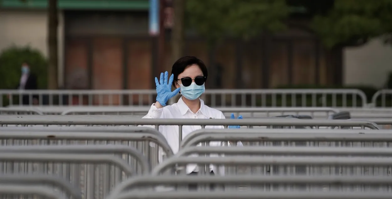 Количество подтвержденных случаев коронавируса продолжает расти / Из архива Reuters​