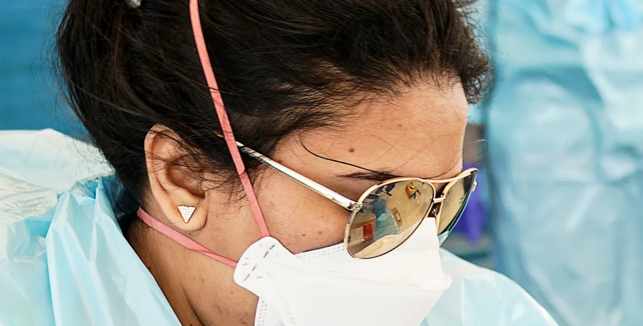 Уже несколько месяцев медики остаются на передовой борьбы с COVID-19 / Reuters