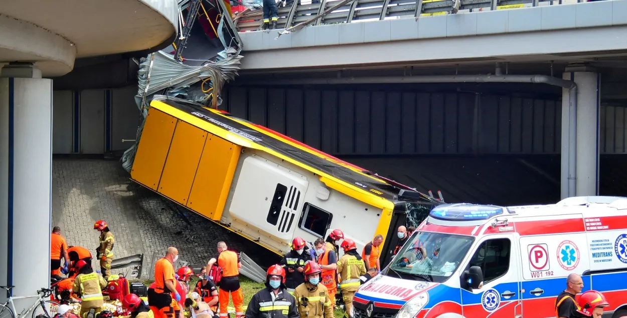 У Варшаве з моста ўпаў аўтобус з людзьмі, ёсць пацярпелыя і загінулы