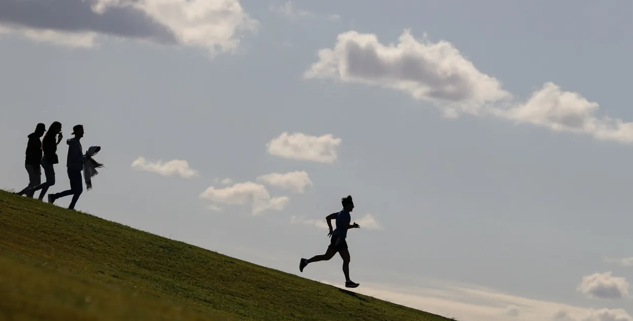Европейцы только порадовались смягчению карантинных мер, как произошел новый всплеск коронавируса / Reuters