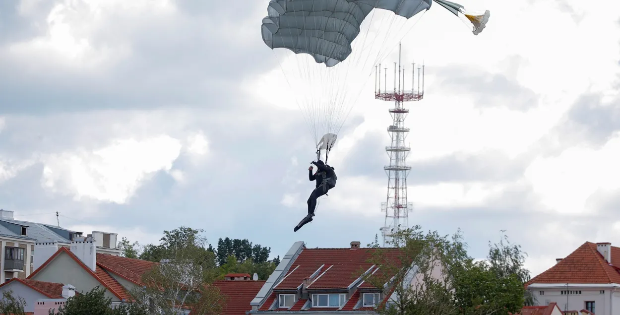 Парашютист над Минском, лето 2020-го/ Иллюстративное фото, из архива Reuters
