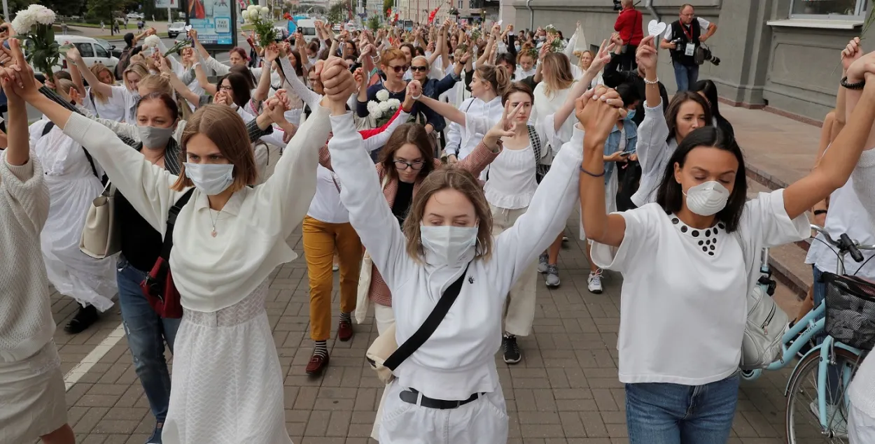 Жанчыны на вуліцах Мінска, 12 жніўня 2020-га / Reuters