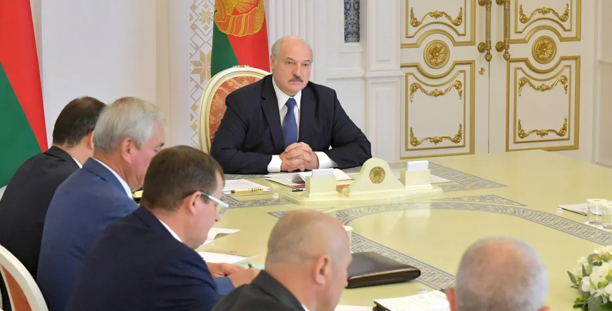 Лукашенко и чиновники / Reuters