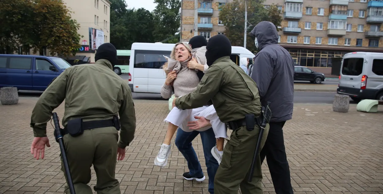 Што выраблялі людзі ў масках каля Камароўкі ў Мінску (відэа)