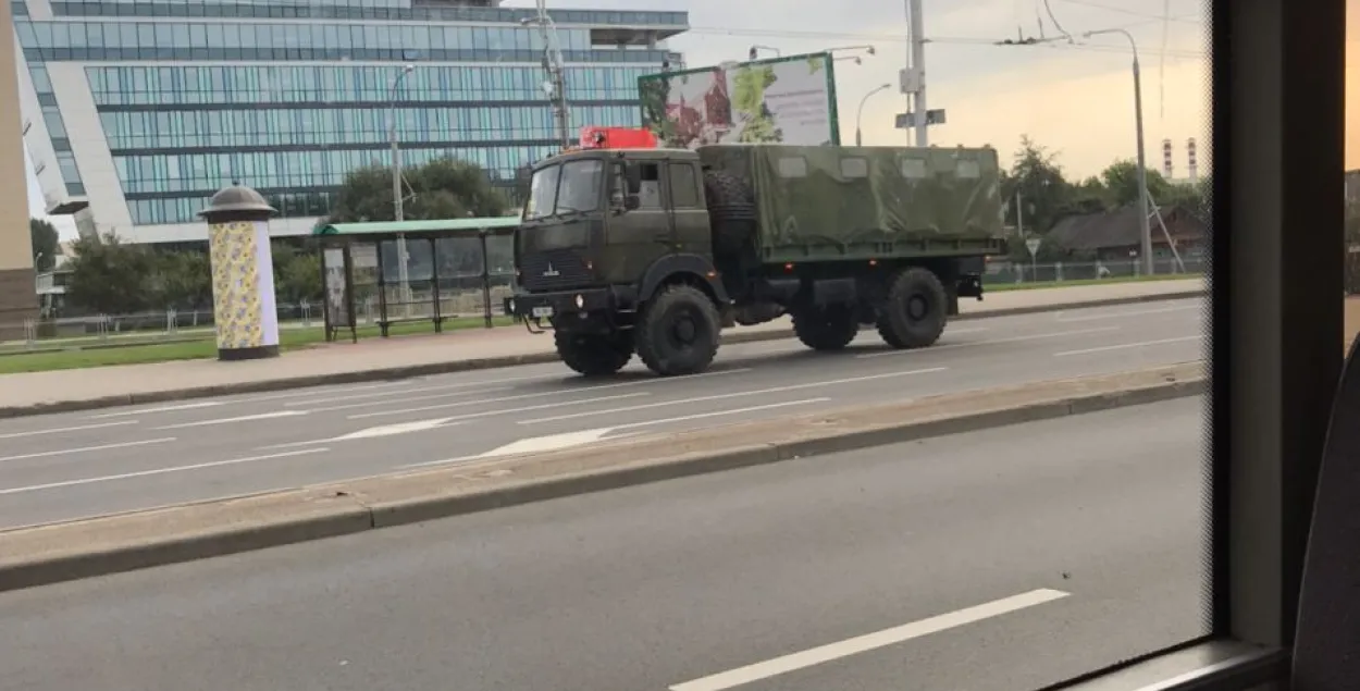 Перед акцией протеста в Минск съезжается спецтехника и начались задержания
