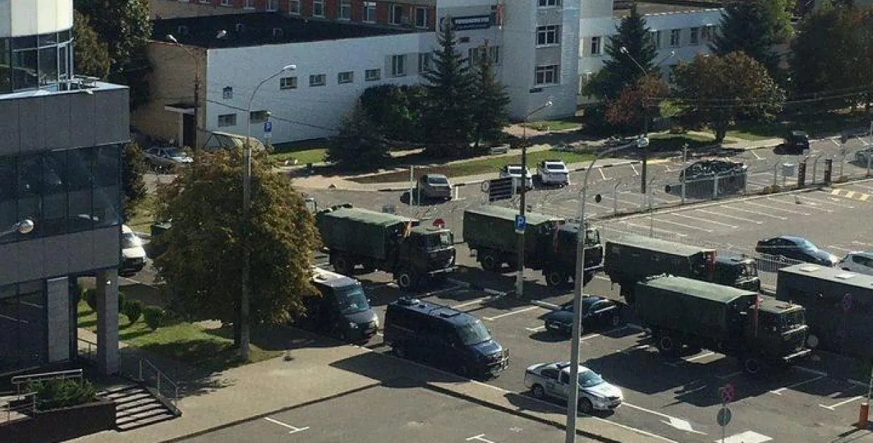 В Минск снова съезжается спецтехника, на улицах — силовики и ограждения