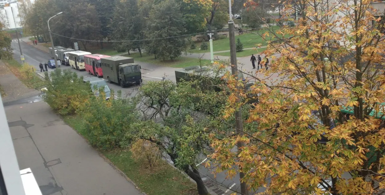 В Минск съезжается спецтехника, на улицах — силовики и ограждения