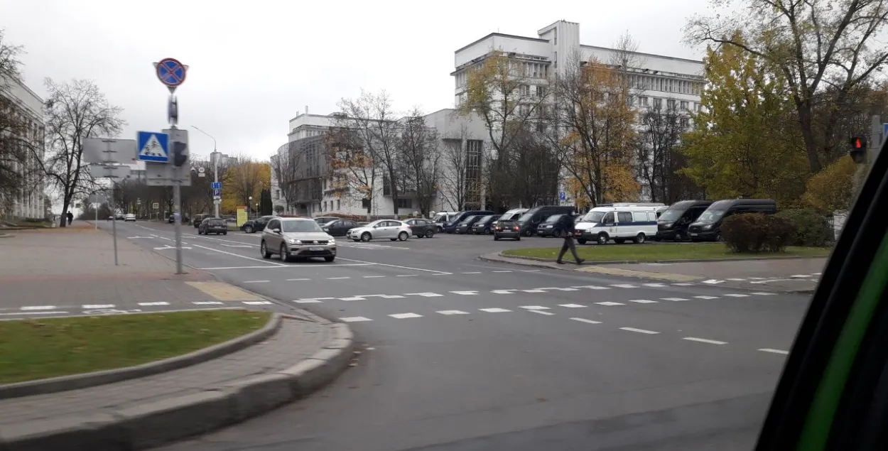 На минских улицах — спецтехника и силовики, закрыты несколько станций метро