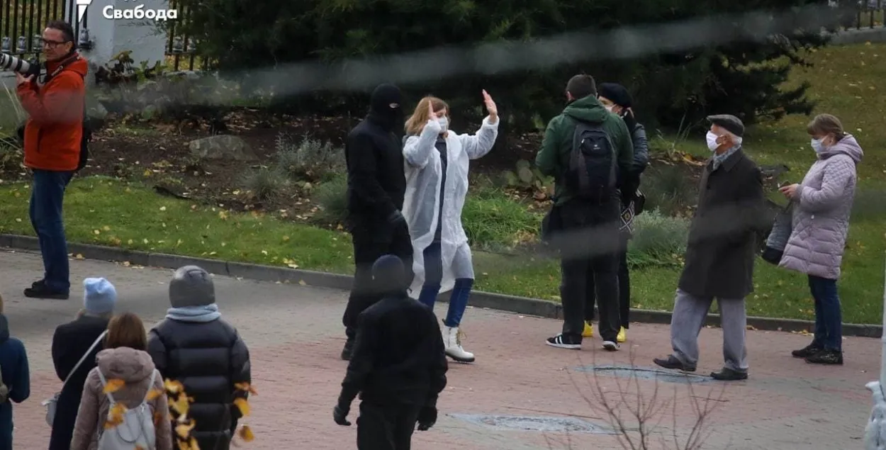 В Минске возле 1-й клинической больницы задержали около 20 врачей