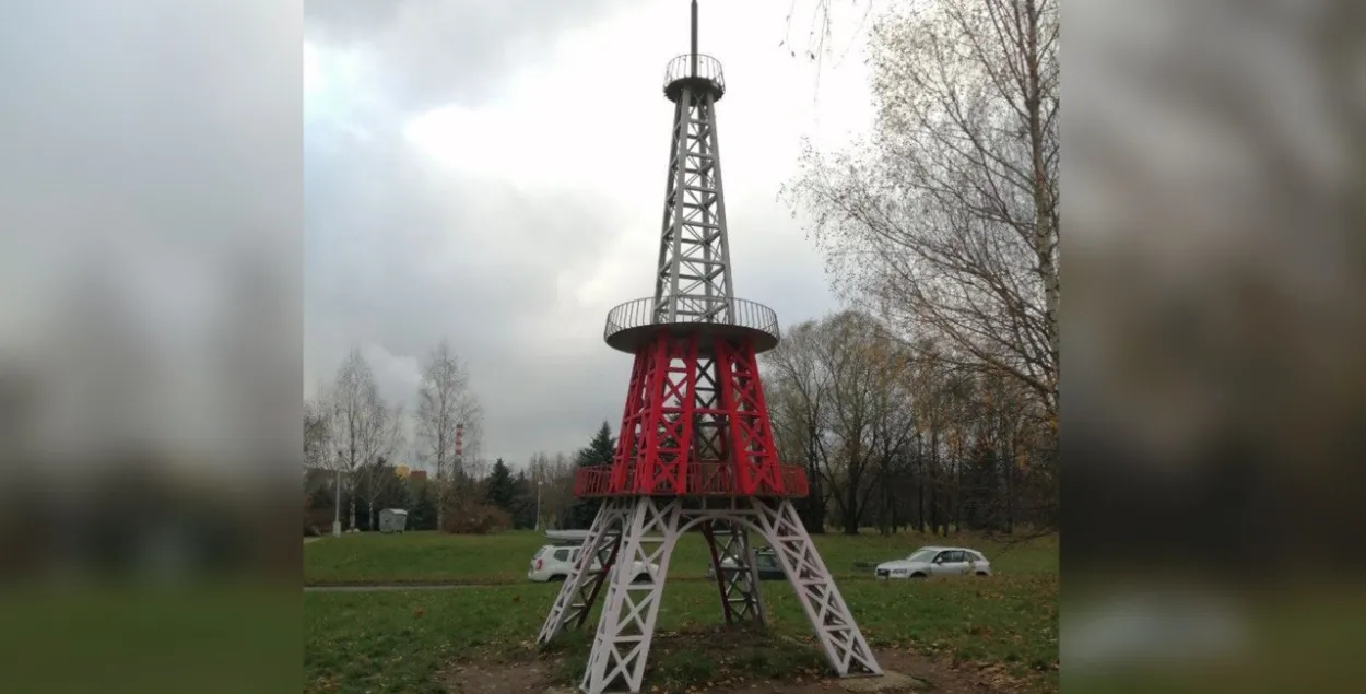 В минском микрорайоне работники МЧС распилили бело-красно-белую Эйфелеву башню