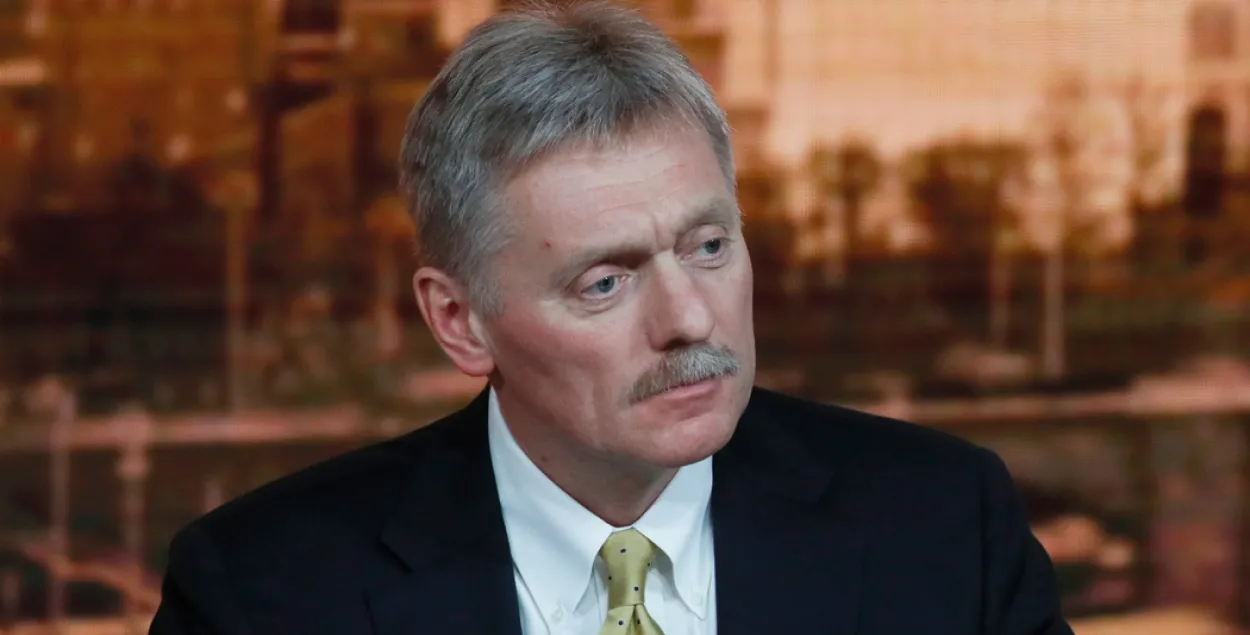 Песков считает небылицами истории “о российских кукловодах в Беларуси”