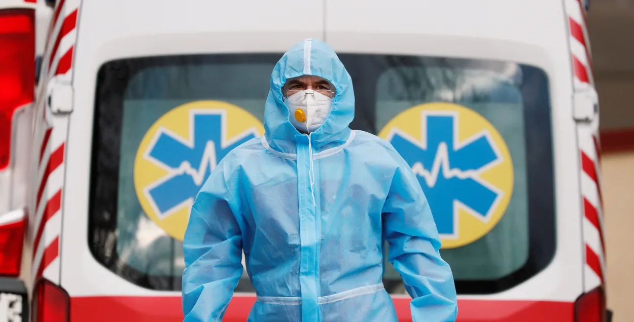 Медик в Киеве / Reuters