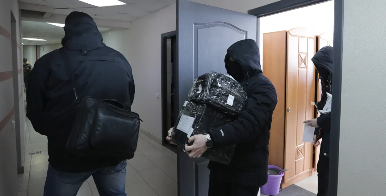 У ЕС адрэагавалі на ператрусы ў беларускіх праваабаронцаў і журналістаў