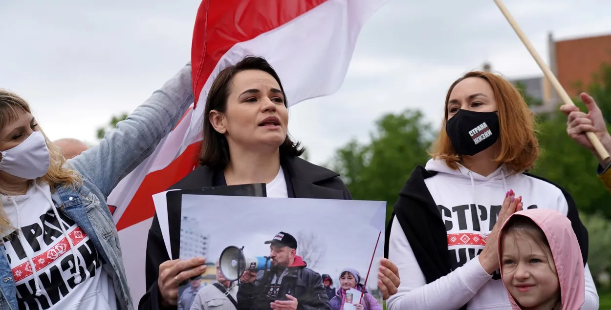 Светлана Тихановская на уличной акции в Вильнюсе держала портрет своего мужа, который уже год за решёткой в Беларуси / Reuters