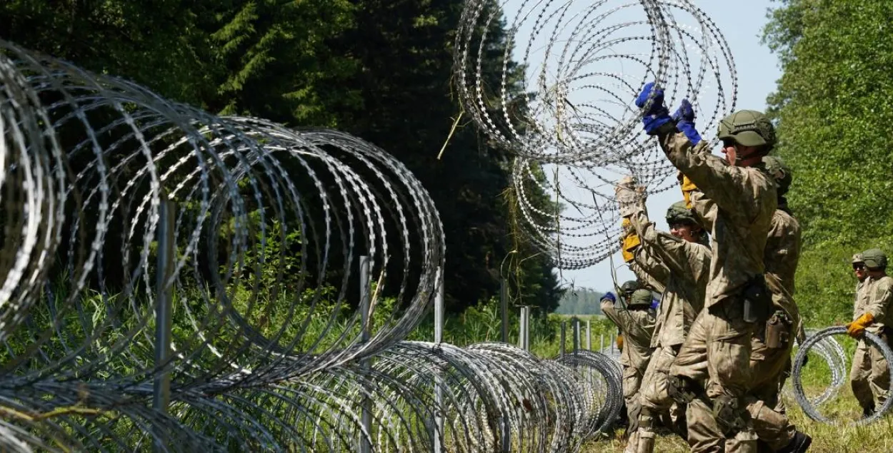 На літоўскай мяжы з'явіўся бар'ер з калючага дроту. Ліпень 2021-га / Reuters
