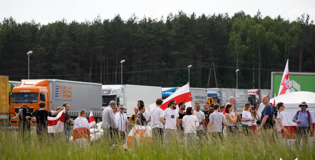 “Хватит озабоченности”: белорусы поставили палатки на границе и требуют санкций