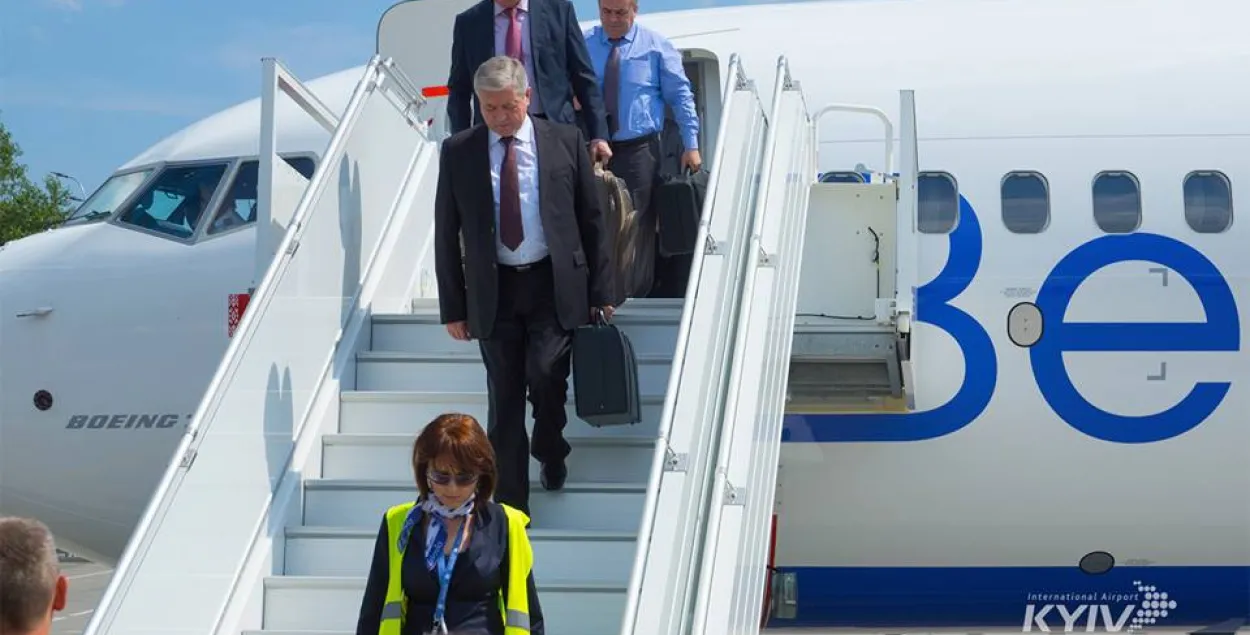 Белорусская правительственная делегация прилетела в Киев, фото www.facebook.com/airportkiev/