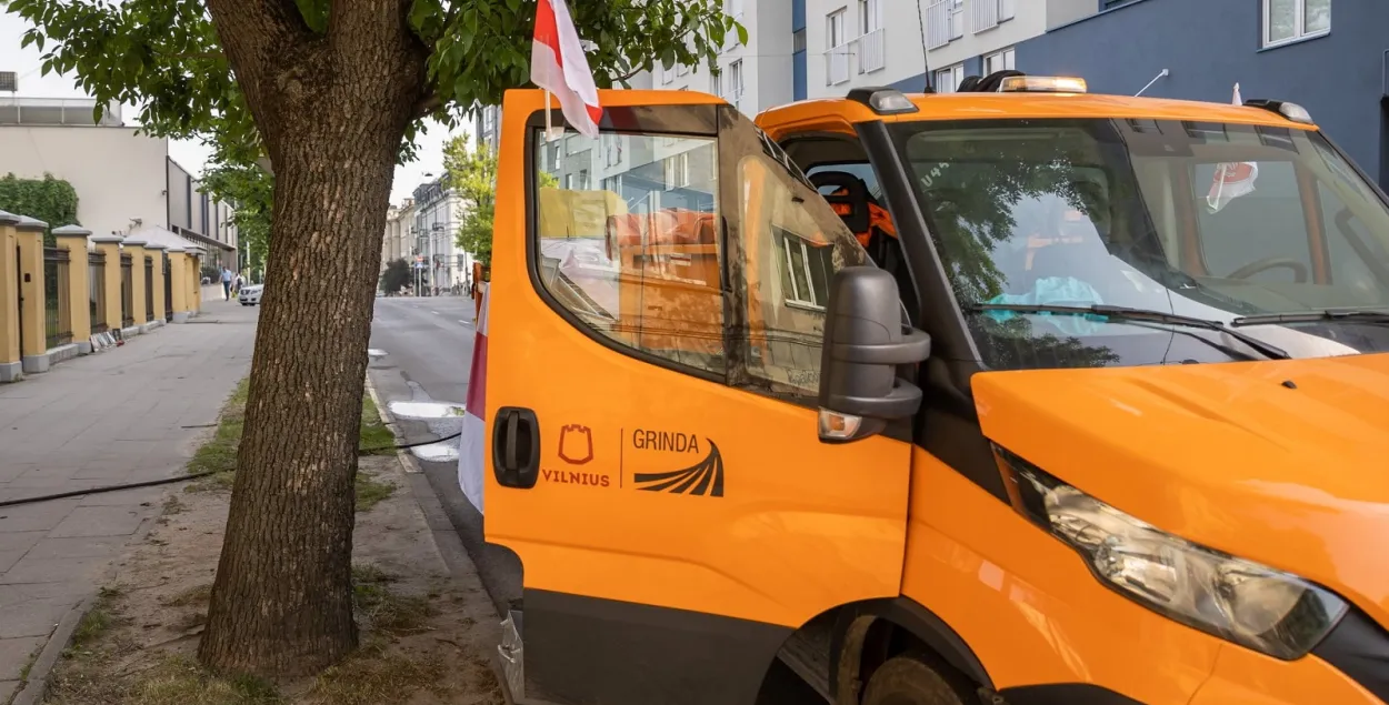 На вызов приехали коммунальщики с бело-красно-белыми флагами / facebook.com/remigijus.simasius
