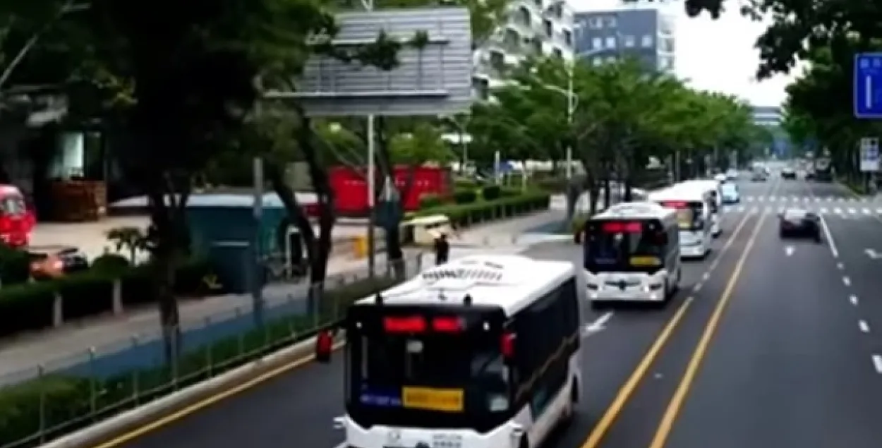 Падчас руху кіроўца страціў прытомнасць, пасажыры самі спынілі аўтобус (відэа)