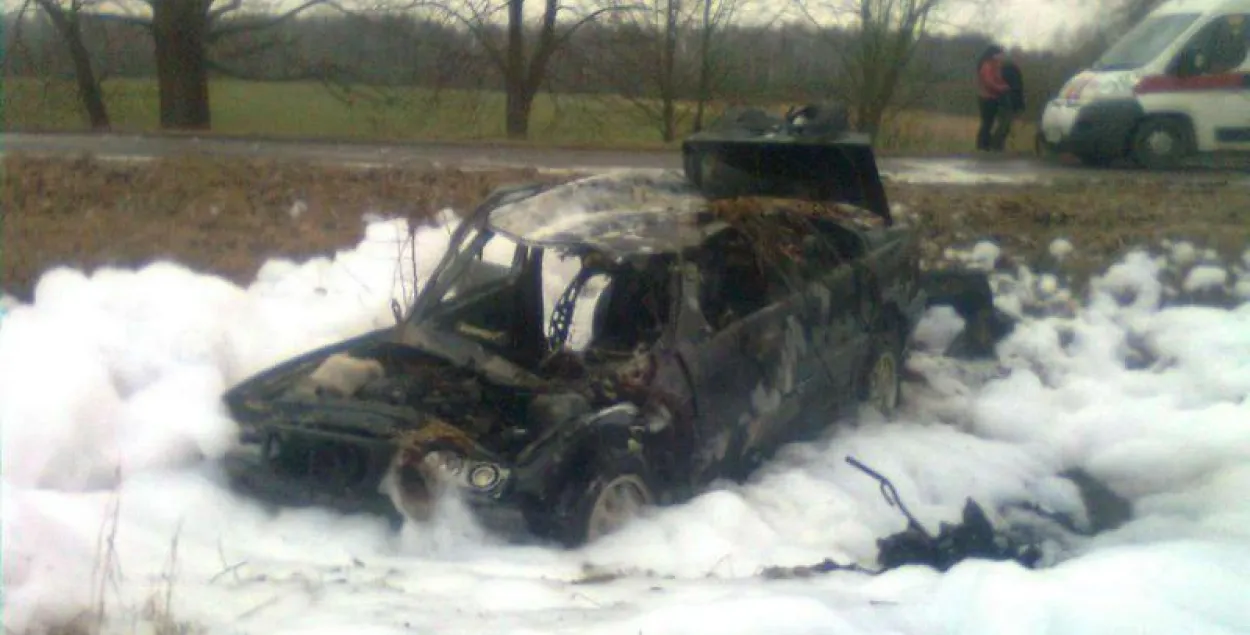 У Баранавіцкім раёне БМВ апынуўся ў кювеце, перакуліўся і загарэўся (фота)