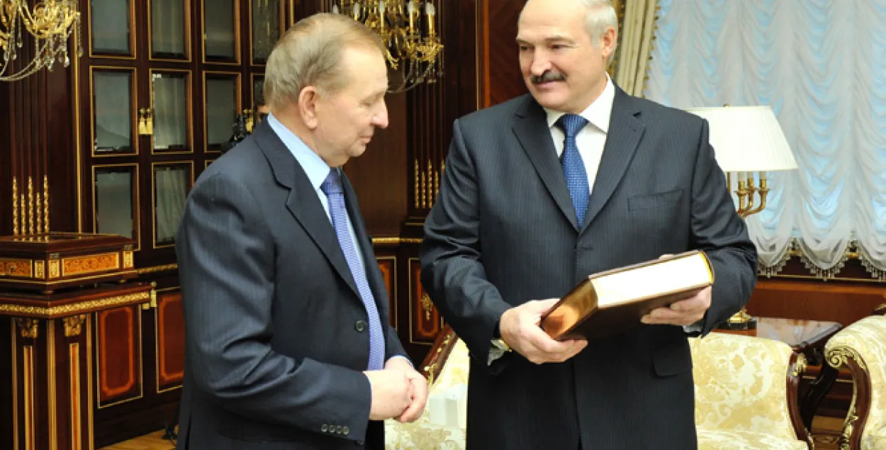 Лукашэнка падараваў Кучме пеўня, а атрымаў кнігу Макіявелі