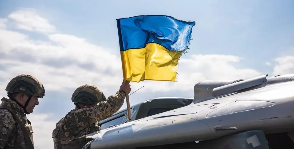 Украинский флаг на фронте / t.me/V_Zelenskiy_official/