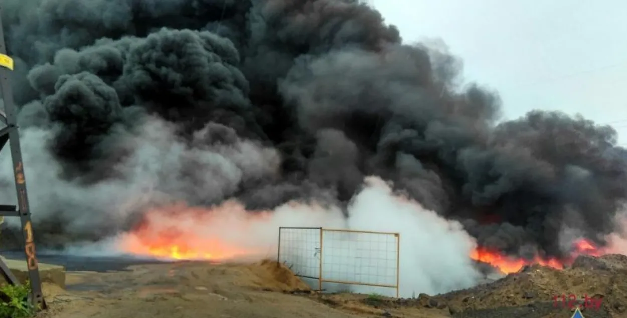 У Мінску на Жылуновіча гарэў бітум на плошчы 150 квадратных метраў (відэа)