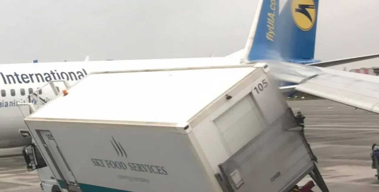 У кіеўскім аэрапорце “Барыспаль” самалёт закрануў крылом грузавік (відэа)