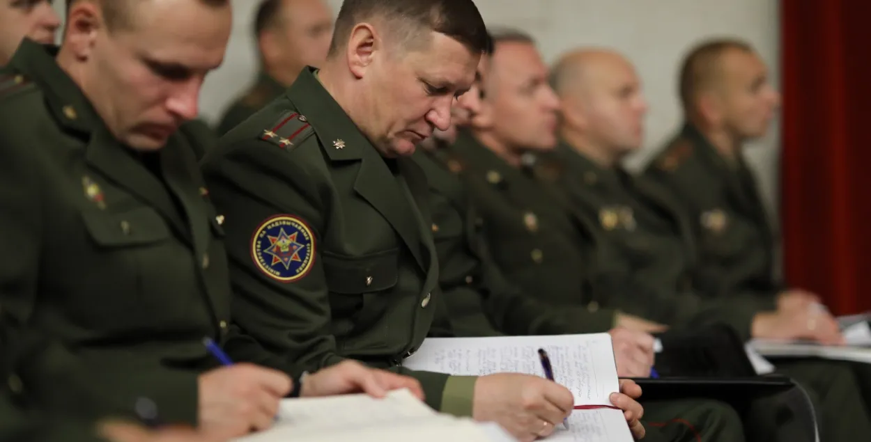 Сілавікі старанна канспектуюць выступ Рамана Галоўчанкі / sb.by