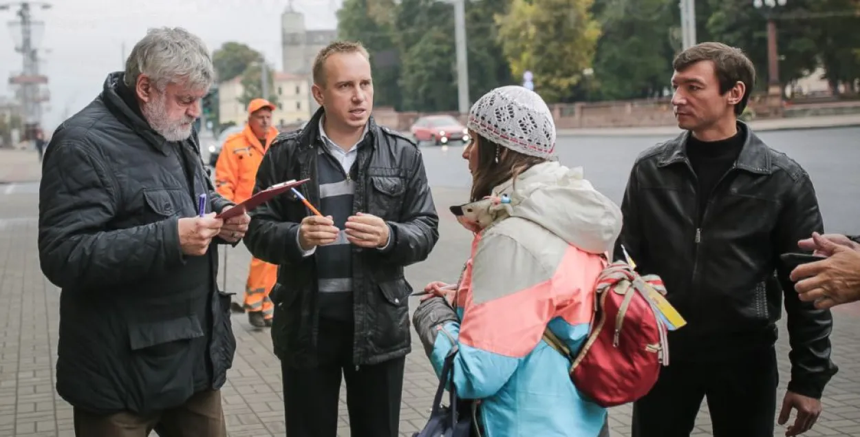 У Мінску праходзіць збор подпісаў за бел-чырвона-белы сцяг (фота)