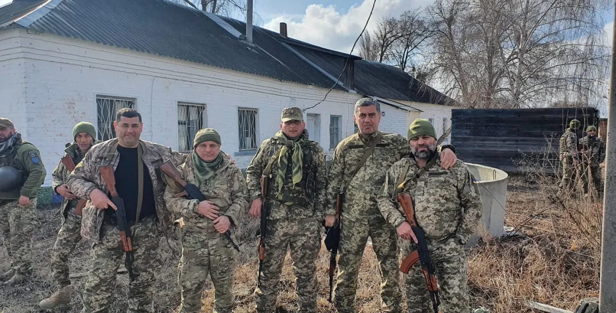 Ираклий Окруашвили (второй справа) с грузинскими добровольцами / facebook.com