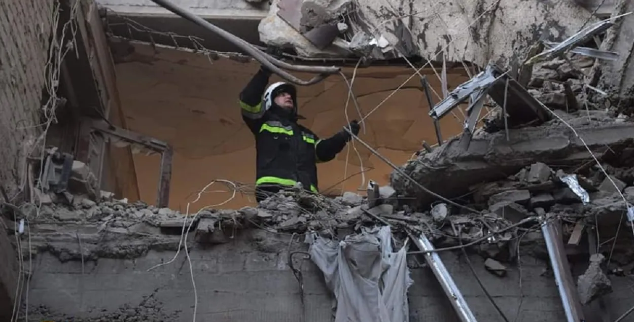 Разбор завалов после ракетного удара / facebook.com/MNS.GOV.UA