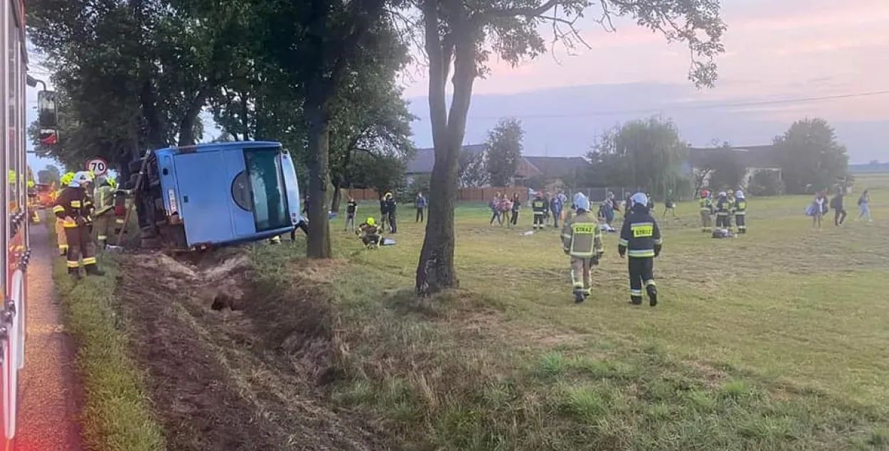 В Польше перевернулся автобус с белорусами. Водитель мог заснуть